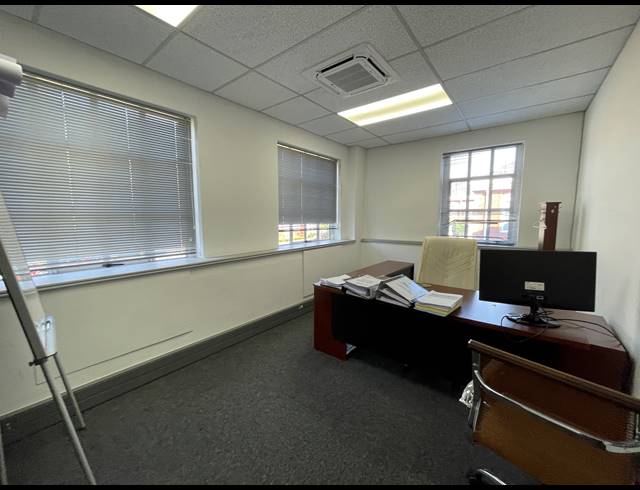 213M² OFFICE TO LET IN BRYANSTON